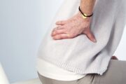 Qué posturas causan dolor y cómo corregirlas