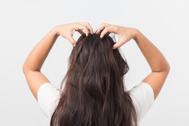 Expertos revelan la edad exacta en que una mujer pierde más cabello