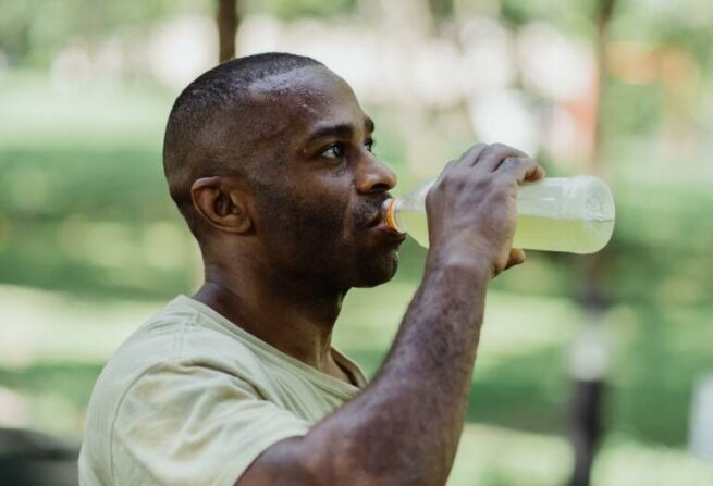 Reducir el consumo de bebidas en plástico disminuye la presión arterial, según un estudio
