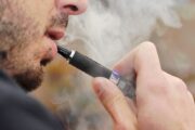 ¿De qué forma puede afectar el uso de cigarrillos electrónicos a la salud de tus encías?