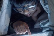 Niños: el tiempo frente a una pantalla antes de dormir afecta el sueño de forma diferente a lo que se pensaba