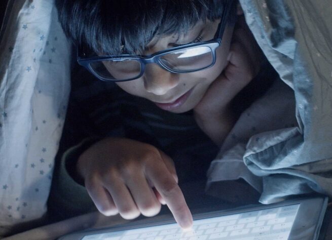 Niños: el tiempo frente a una pantalla antes de dormir afecta el sueño de forma diferente a lo que se pensaba