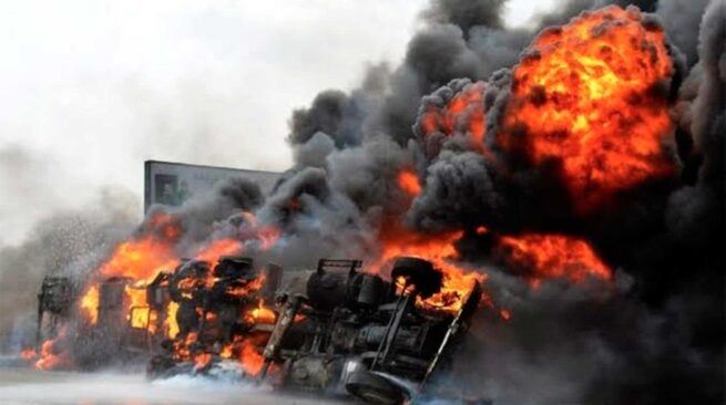 Por lo menos 48 muertos cuando camión de gasolina choca con otro camión en Nigeria