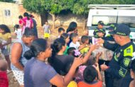 Policía Comunitaria dona de 300 litros de leche en las invasiones de Singapur y Monte Sion, en Valledupar