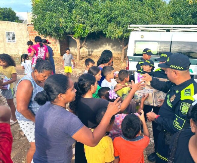 Policía Comunitaria dona de 300 litros de leche en las invasiones de Singapur y Monte Sion, en Valledupar