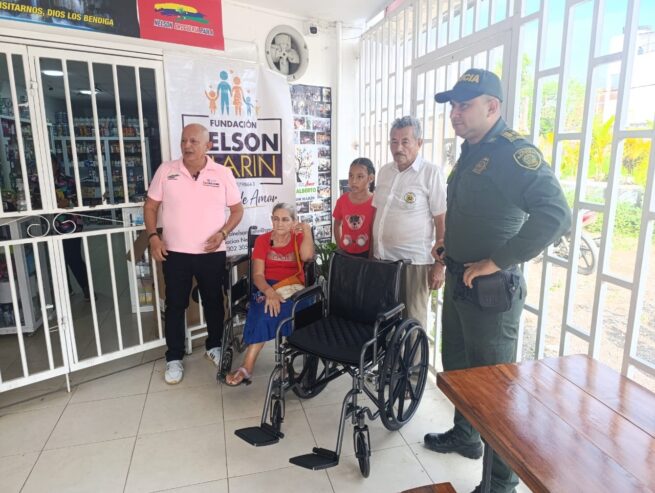 Policía entrega sillas de ruedas y elementos hospitalarios en San Alberto, Cesar