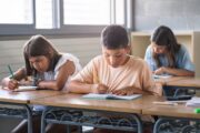 Niñez y adolescencia migrante venezolana sufren exclusión y acoso en escuelas colombianas