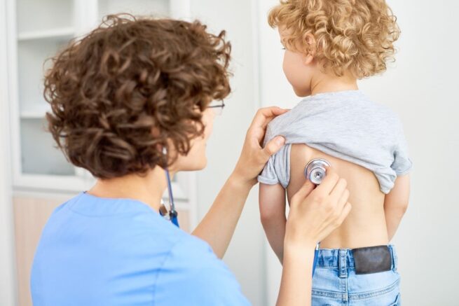 ¿Qué niños son más vulnerables a sufrir una neumonía y cómo debes actuar?