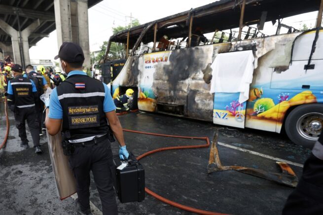 Más de 20 muertos tras el incendio de un autobús escolar cerca de Bangkok