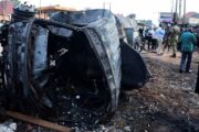 Mueren 11 personas al explotar camión de combustible en Uganda