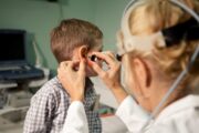 ¿Cuándo se debe llevar al niño al otorrino por primera vez?