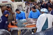Una bomba junto a la carretera mata a 8 personas, incluidos 5 niños, en el suroeste de Pakistán