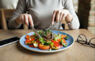 Advertencia de los expertos sobre cenar tarde