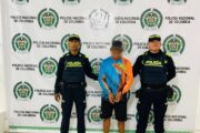 Tenían detención domiciliaria y la Policía los sorprendió fuera de su residencia