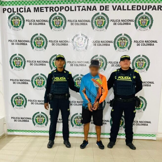 Tenían detención domiciliaria y la Policía los sorprendió fuera de su residencia