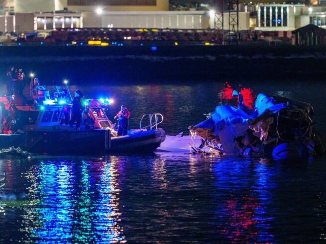 Recuperan 30 cuerpos después de que un avión con 64 personas a bordo chocara con un helicóptero militar en Washington