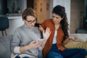 ¿Por qué repetimos los errores de nuestras madres? Descubre el poder oculto de los patrones familiares