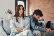 Tengo pareja y me siento sola ¿por qué me pasa esto y cómo puedo superarlo?
