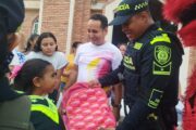 Policía Metropolitana y Fundación Naranjo entregaron kits escolares en varios sectores de Valledupar