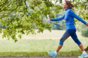 Un ejercicio tan sencillo como caminar puede aliviar los síntomas de las enfermedades reumáticas