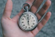 Lo que tus tiempos de reacción revelan sobre tu salud (y cómo puedes medirlos con este simple test casero)