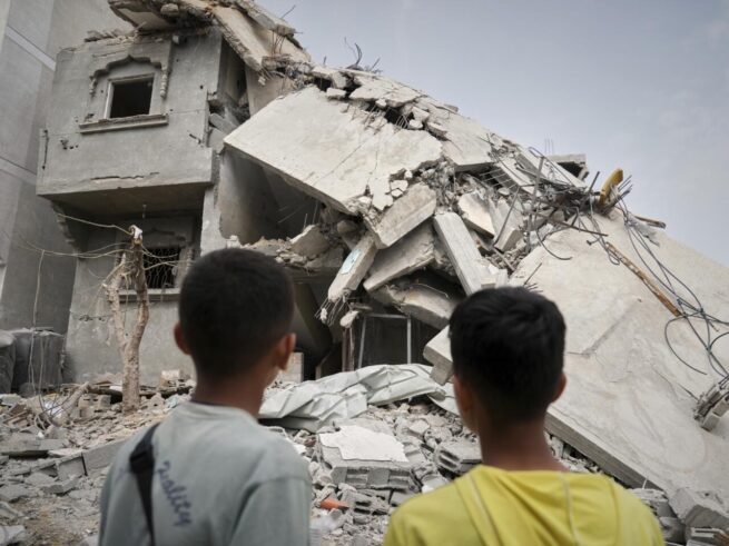 Ataques israelíes matan a 25 en Gaza mientras Corte Suprema examina casos de Shin Bet