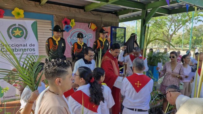 Lanzamiento de la Semana Mayor con entrega de árboles como alternativa sostenible al uso de flora silvestre