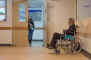 Hospitales públicos y privados se reúnen con la Defensora para alertar sobre crisis financiera en la salud