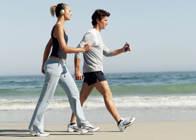 Esta es la forma de caminar que fortalece tu musculatura, corrige tu postura y mejora el equilibrio