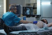 Esta es una posible causa del aumento de casos de cáncer de colon en personas jóvenes, según un estudio