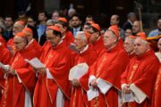 Antes del cónclave, el personal del Vaticano jura guardar secreto bajo amenaza de excomunión