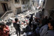 Ataques en Gaza matan al menos a 60 personas mientras aumentan las críticas a Israel