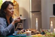 ¿Cenar tarde puede afectar a tu sueño y a tu peso? Una nutricionista nos da las claves sobre este hábito