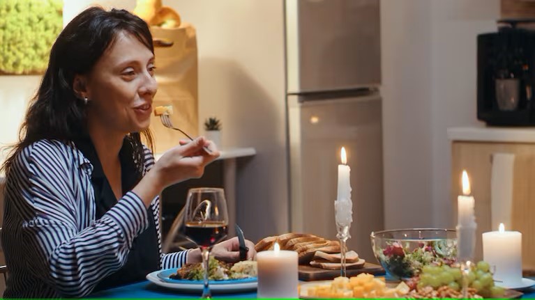 ¿Cenar tarde puede afectar a tu sueño y a tu peso? Una nutricionista nos da las claves sobre este hábito