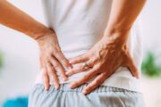¿Sientes un dolor agudo en la parte baja de la espalda? Esta podría ser la razón según un doctor