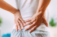 ¿Sientes un dolor agudo en la parte baja de la espalda? Esta podría ser la razón según un doctor