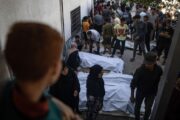 Israel mata a 22 gazatíes, entre ellos, 10 niños que aguardaban el reparto de alimentos