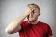 Qué significa que se te olviden los nombres de las personas, según un neurólogo