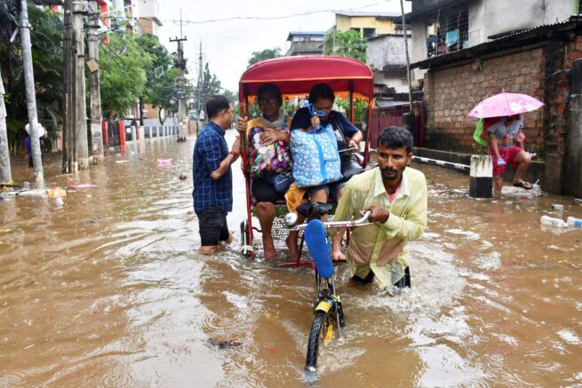 Inundaciones repentinas en Cachemira causan al menos 32 muertos, según India