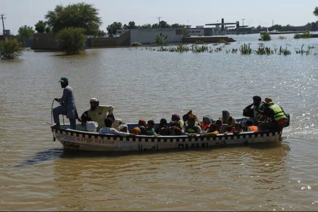 Nueve muertos en el naufragio de un barco de rescate para víctimas de inundaciones en Pakistán
