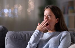 Del bostezo a la dificultad de concentración: los síntomas que pueden anunciar una migraña, según el neurólogo