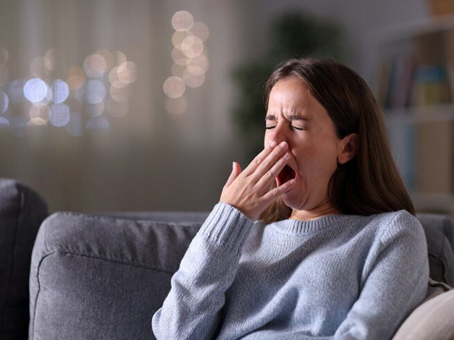 Del bostezo a la dificultad de concentración: los síntomas que pueden anunciar una migraña, según el neurólogo