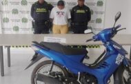 Capturada mujer con antecedentes por hurto; recuperada motocicleta