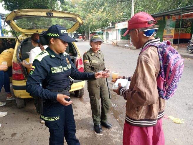 Policía lleva apoyo humanitario a habitantes en condición de calle en Valledupar