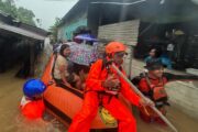 Deslaves e inundaciones en la isla indonesia de Sumatra dejan al menos 17 muertos y 6 desaparecidos
