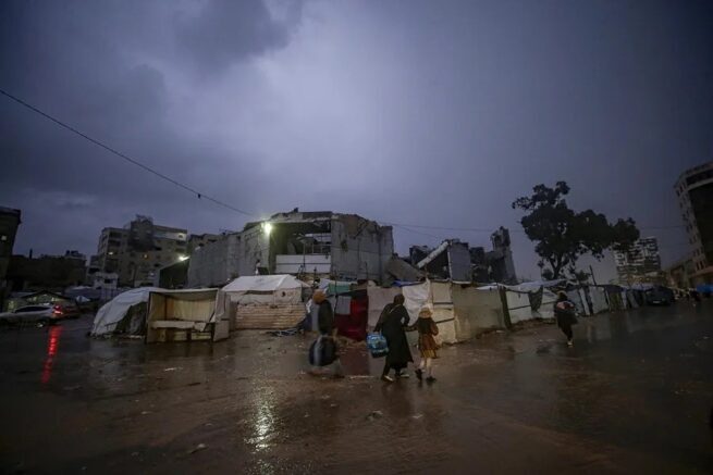 Al menos 8 muertos en Gaza por el colapso de edificios y el frío debido al temporal