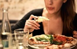 Te levantas cansada y engordas sin motivo: puede ser ‘jet lag’ metabólico, según esta nutricionista