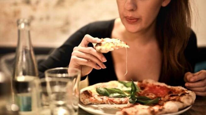 Te levantas cansada y engordas sin motivo: puede ser ‘jet lag’ metabólico, según esta nutricionista