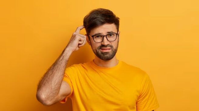 Por qué hay personas que se hablan mal a sí mismas, según la psicología