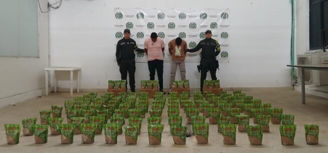 Dos capturados, tras hurtar la carga de un camión volcado